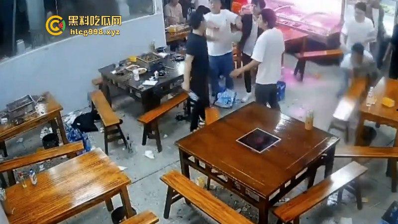 看什么看！男子吃饭时偷瞄了一眼隔壁桌的丝袜妹被群殴 场面看着真吓人！-2