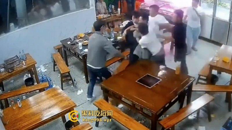 看什么看！男子吃饭时偷瞄了一眼隔壁桌的丝袜妹被群殴 场面看着真吓人！-5