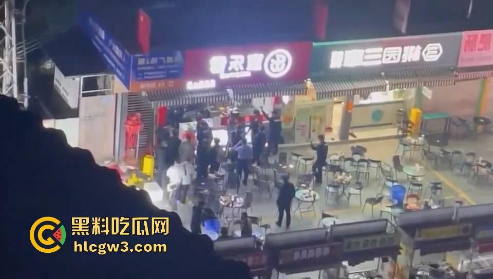 广州花都持刀男子当街挟持他人,警方迅速到场果断开枪击毙,场面堪比电影大片!-6