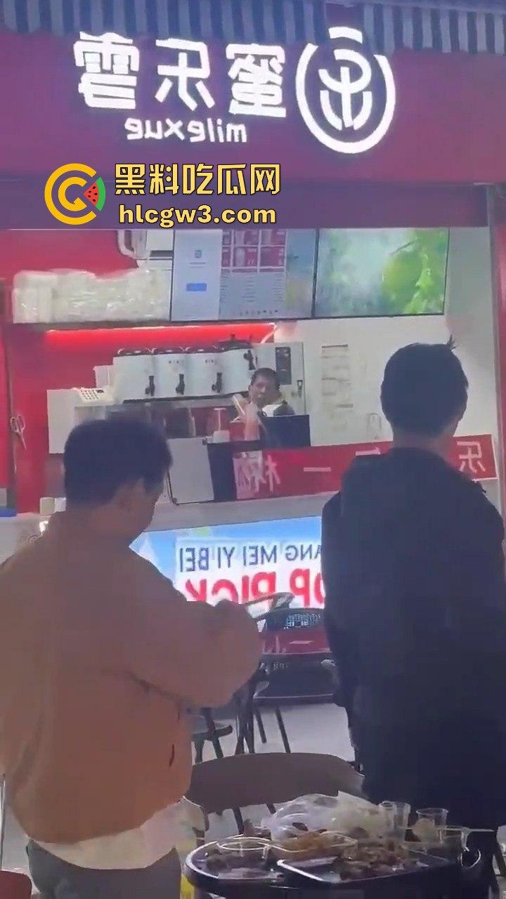 广州花都持刀男子当街挟持他人,警方迅速到场果断开枪击毙,场面堪比电影大片!-7