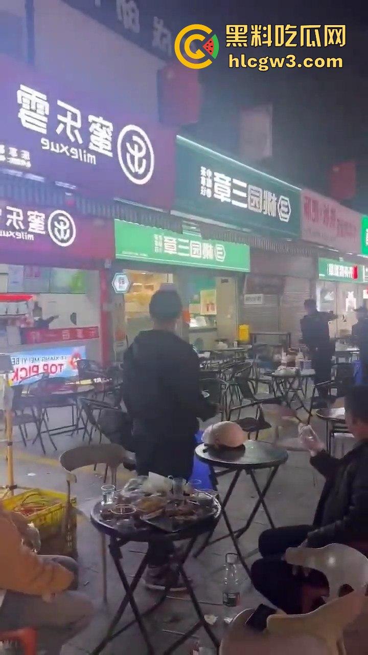 广州花都持刀男子当街挟持他人,警方迅速到场果断开枪击毙,场面堪比电影大片!-8