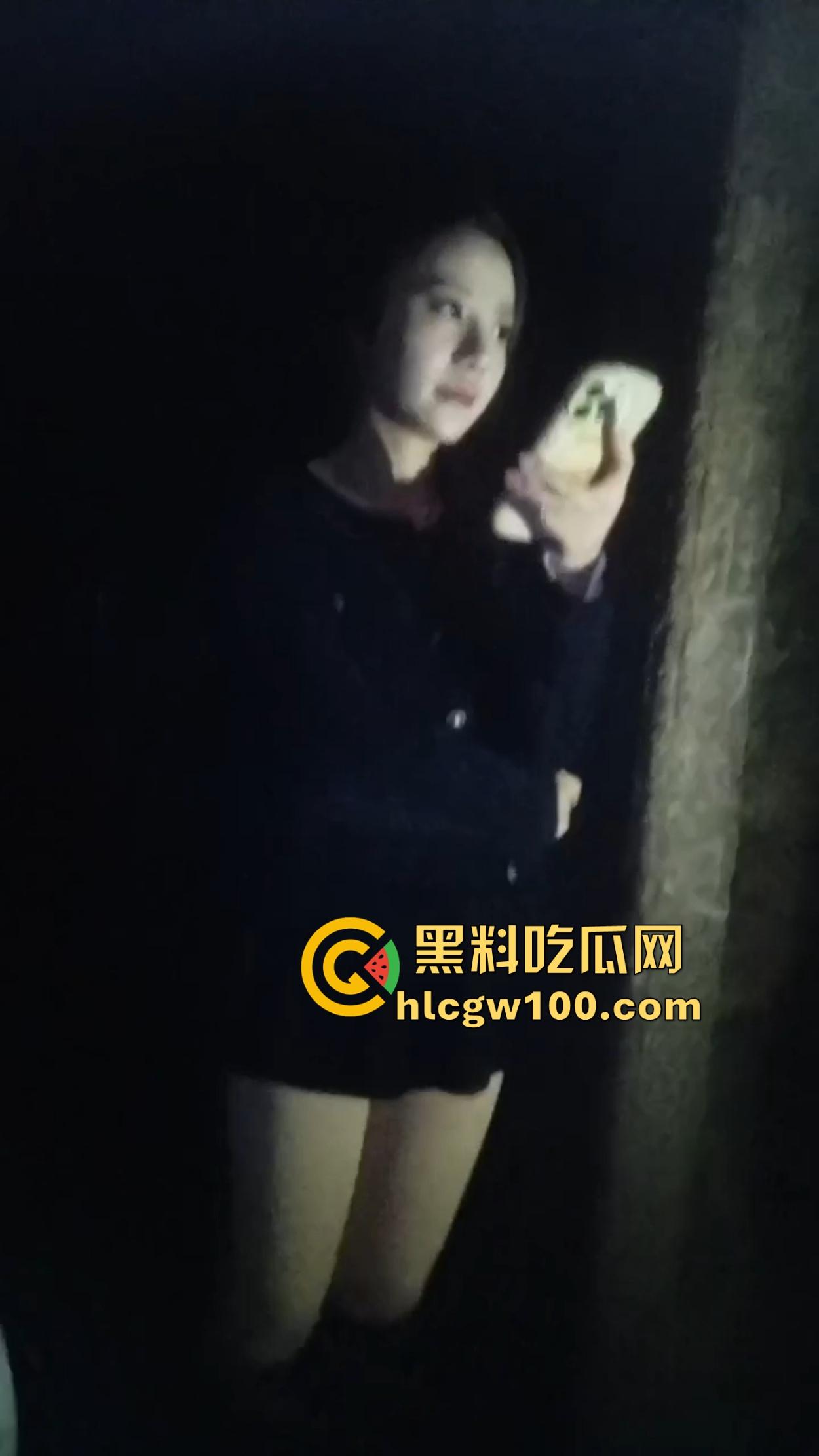 学生妹子放寒假都出来兼职站街，穿着校服卖快餐是勤工俭学还是逼良为娼？道德和地址哪个重要？-2