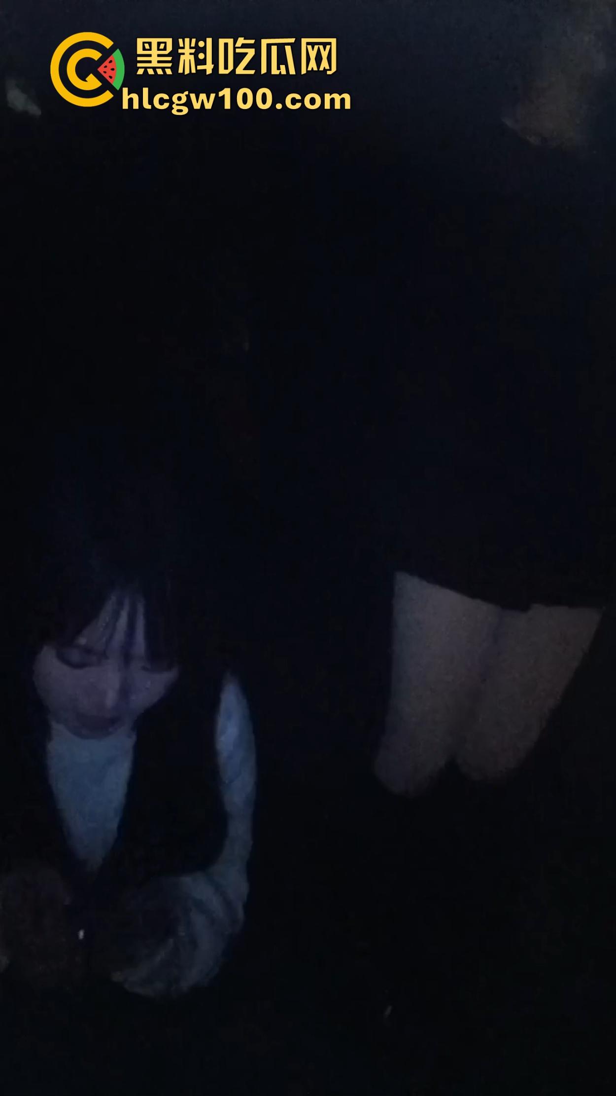 学生妹子放寒假都出来兼职站街，穿着校服卖快餐是勤工俭学还是逼良为娼？道德和地址哪个重要？-3