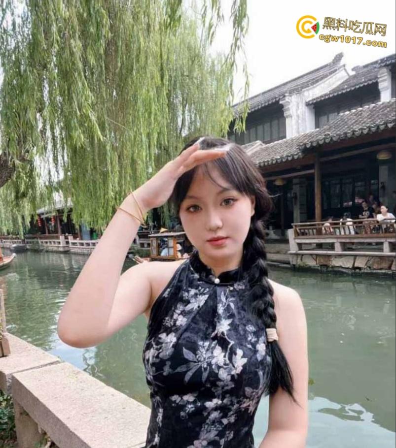 浙江温州商学院清纯眼睛妹【杨梦婷】，与男友酒店开房露脸口交，闭眼撸管口交满脸享受，反差十足 ！-1