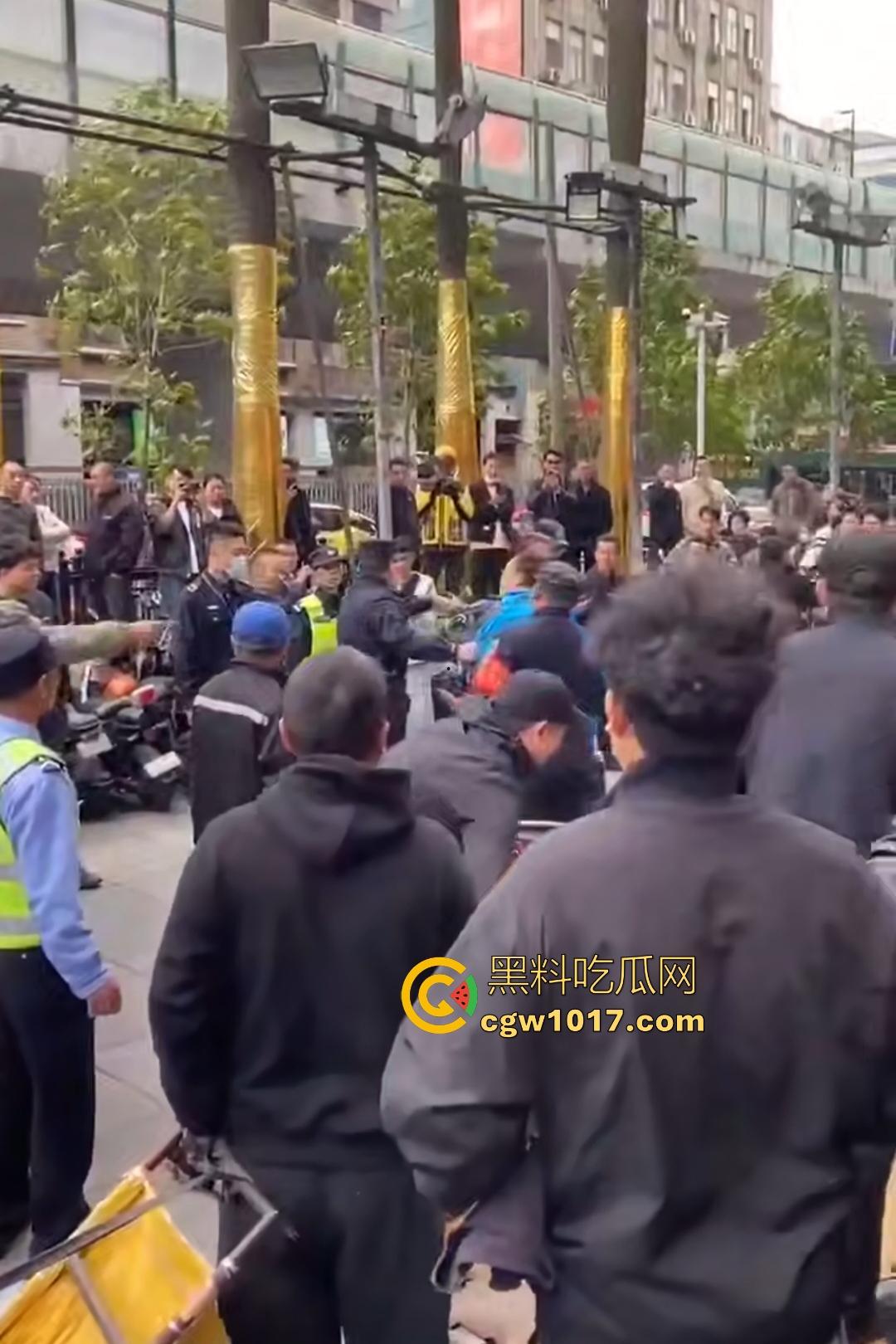 11月17日交警拖车引骑手强烈不满，外卖小哥怒砸电动车，多人拉扯互殴现场混乱，饿了么小哥直接吼警察！-4