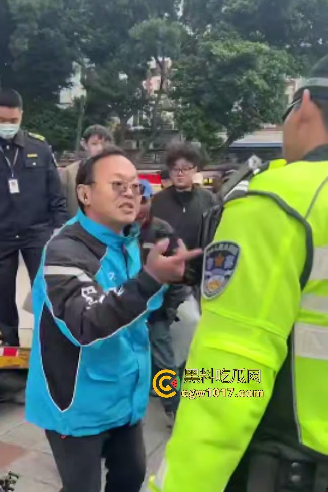 11月17日交警拖车引骑手强烈不满，外卖小哥怒砸电动车，多人拉扯互殴现场混乱，饿了么小哥直接吼警察！-8