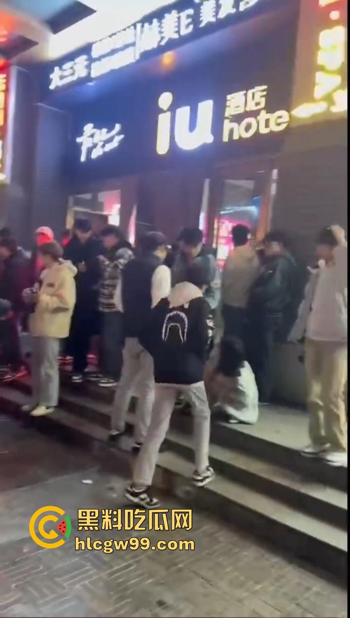 石家庄YOLO酒馆到底有多疯？50v50群架斗殴互砸酒瓶不算啥，厕所里直接开炮，这群小屁孩是疯了吧？-8