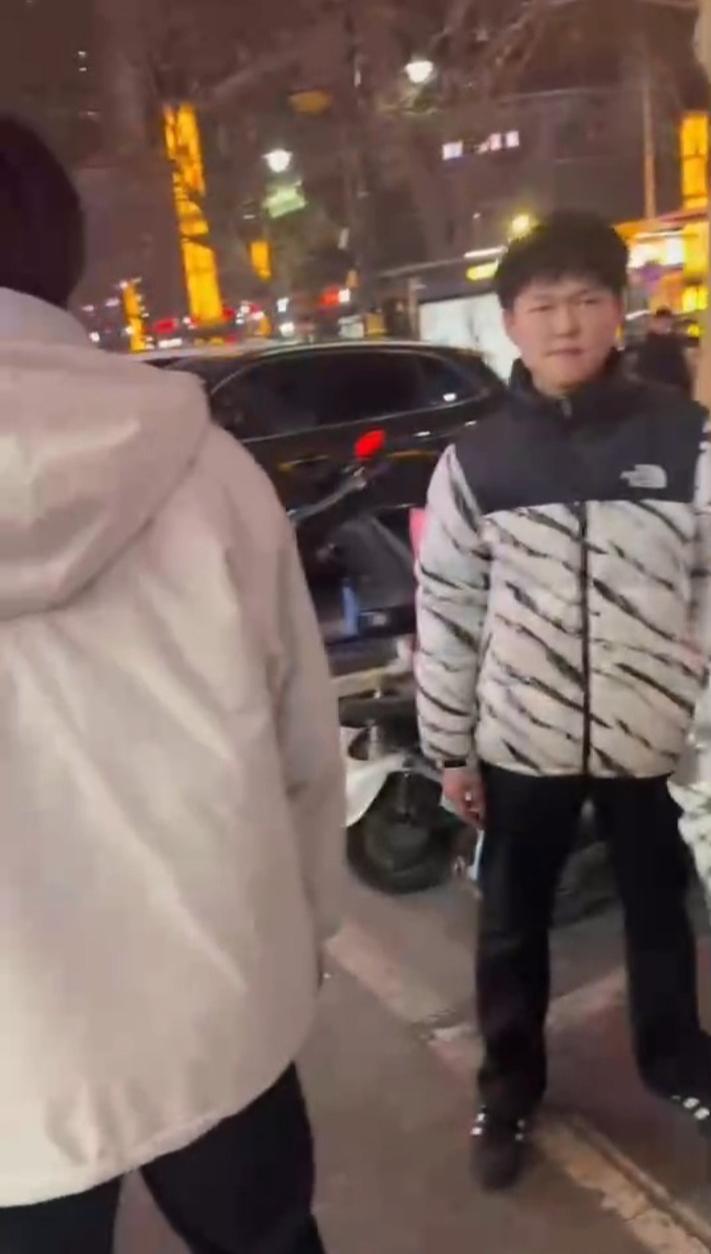 石家庄YOLO酒馆到底有多疯？50v50群架斗殴互砸酒瓶不算啥，厕所里直接开炮，这群小屁孩是疯了吧？-10