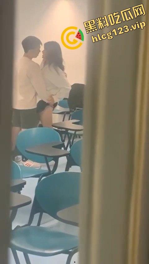 大学教室成情侣战场！小齐逼短裙抓着屁股抠逼狂摇，桌上直接真枪实干开战！-8
