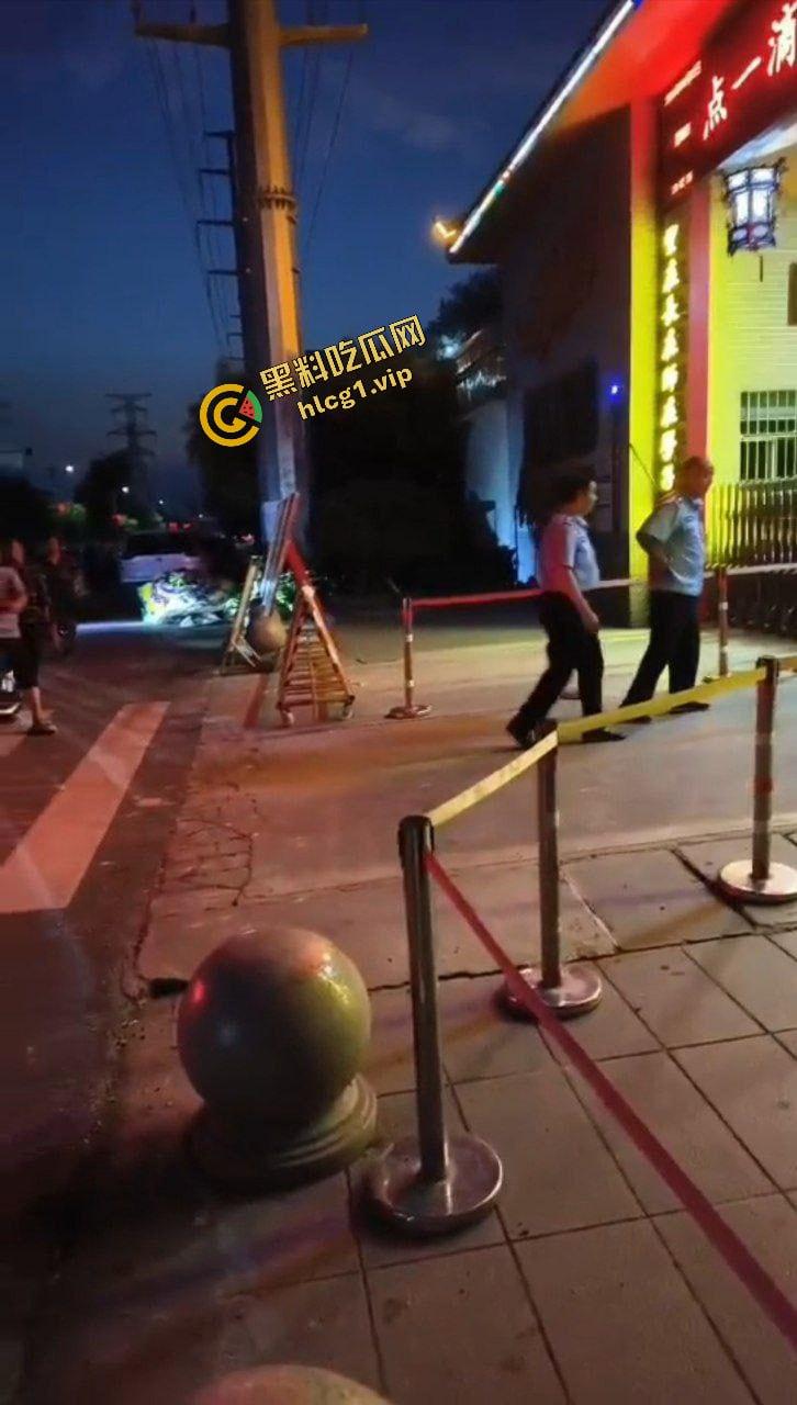 辉县市孟高中学 15岁女孩因军训意外去世 家长校门口拉横幅摆花圈！-13