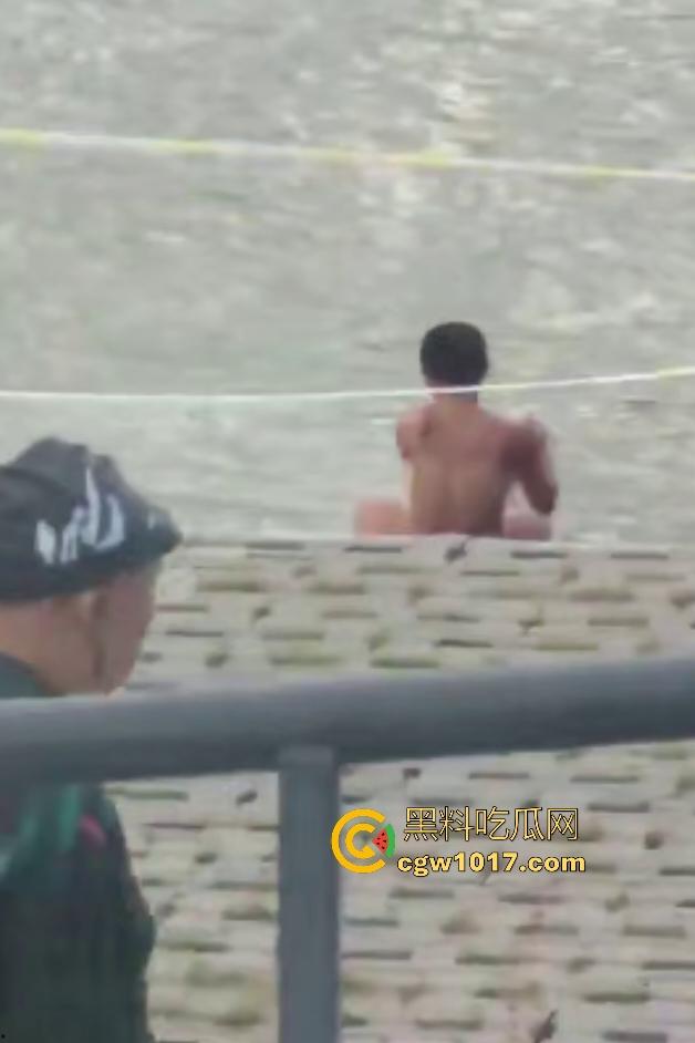 江边惊现白臀美女裸泳！脱衣屁股白到发光一堆人围观，老哥手机放大狂拍奶头隐约可见，我想知道这什么牌子的手机！-9