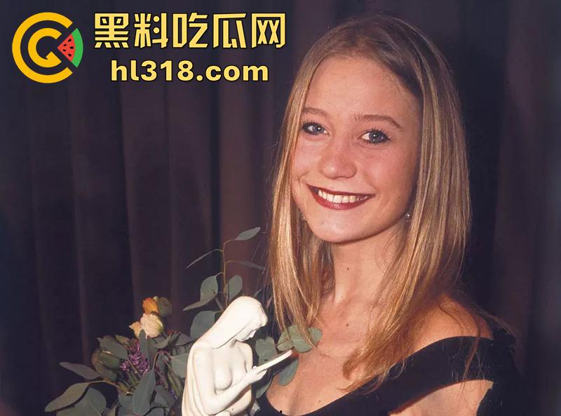 丹麦影后真枪实弹出演《女王诱罪》,后妈背着老公勾引继子,真实口交后入,找回久违的激情,太刺激了!-1