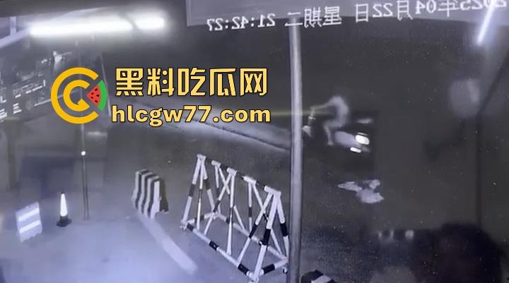 全网热瓜 潮汕大街惊现裸女 广东潮汕小仙女骑车突然停车把自己扒光全裸骑行!-2