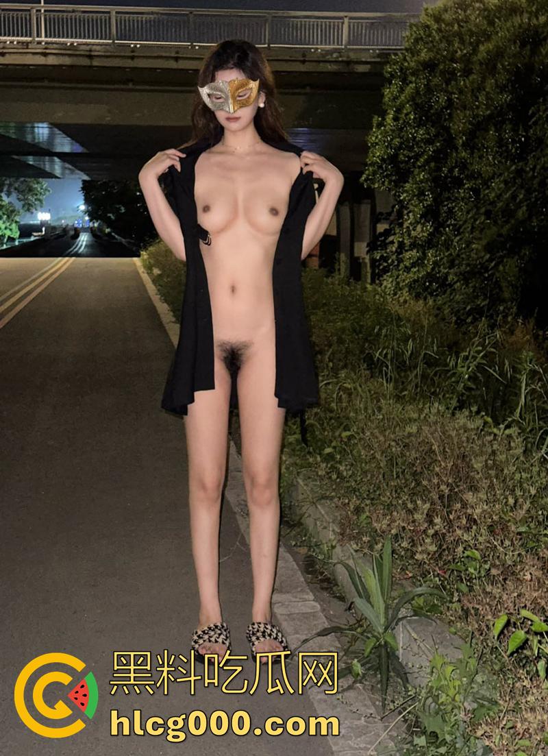 顶级绿帽淫妻，看老婆是怎么主动勾引人的，身高腿长身材一流，这骚逼样实在太像荡妇了！-10