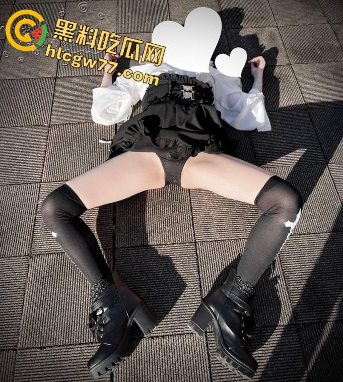 二次元【小鱼呆呆】脑户外露出,Lo装萝莉嘴甜骚货,穿JK被金主野战爆操,小白虎嫩得发光!-11