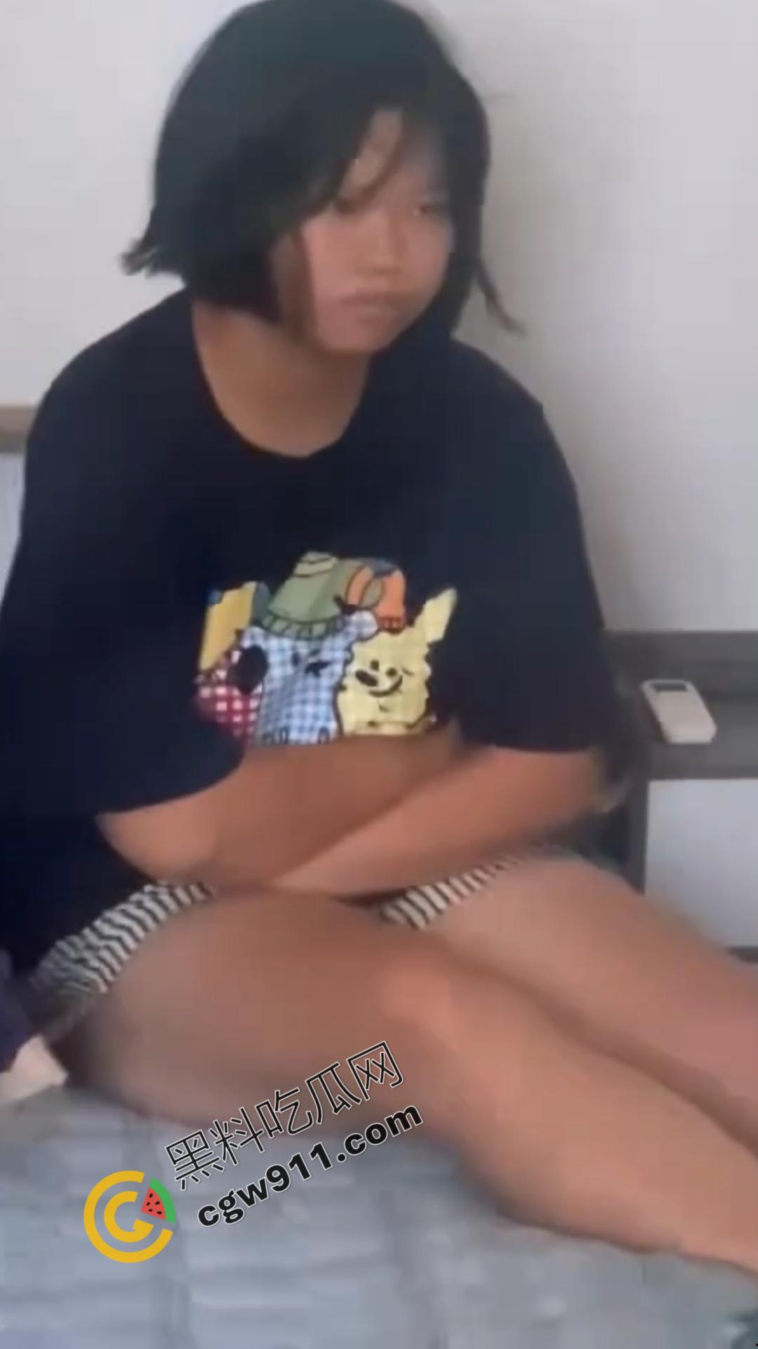 怒火狂涌男史诗级抓奸现场：女友与奸夫冷眼旁观，愤怒男子咆哮现场，网友直呼“最搞笑抓奸场面”！-6