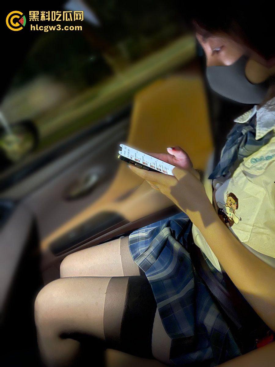 反差人妻博主爆火 【ShahollyYC】撅起肥美大屁股，粉嫩阴唇和屁眼清晰可见，骚到极致！v-35