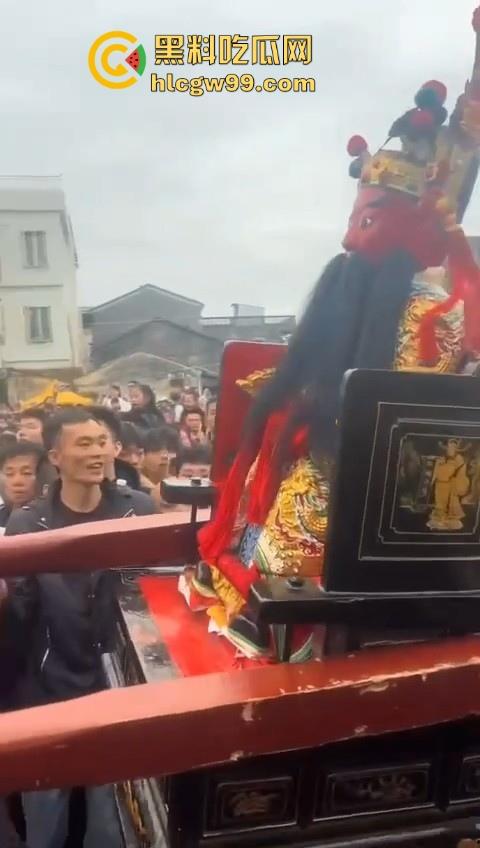 广东潮汕迎老爷因抢香炉爆发冲突，两边人马大大出手，好好的一个迎神活动搞成这样为啥呀！-4