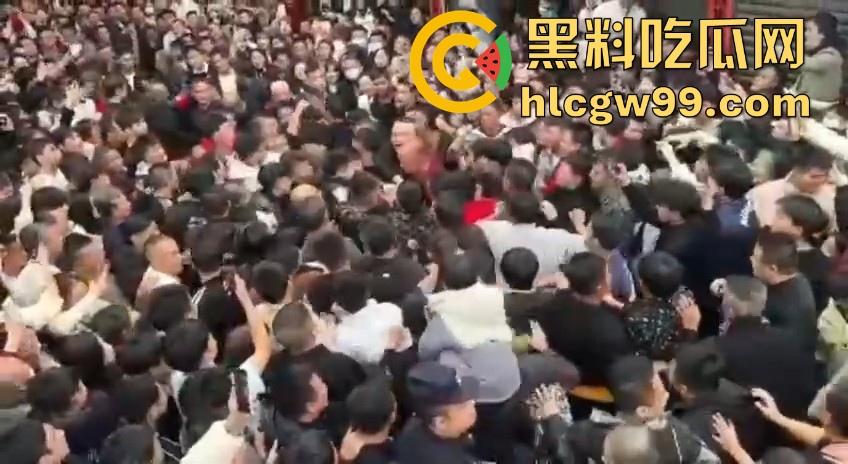 广东潮汕迎老爷因抢香炉爆发冲突，两边人马大大出手，好好的一个迎神活动搞成这样为啥呀！-6