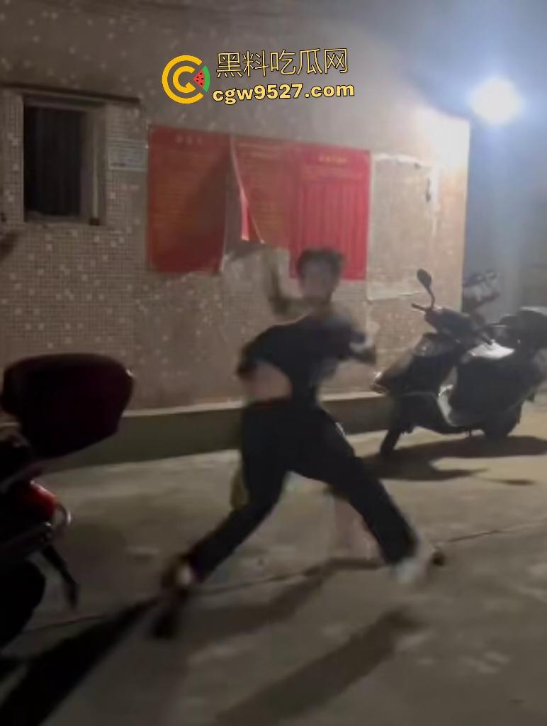 广西百色村里初中生血腥斗殴！白衣男孩一拳打太阳穴，黑衣直接喷血抽搐丧命，还打架吗？摊上大事了！-5