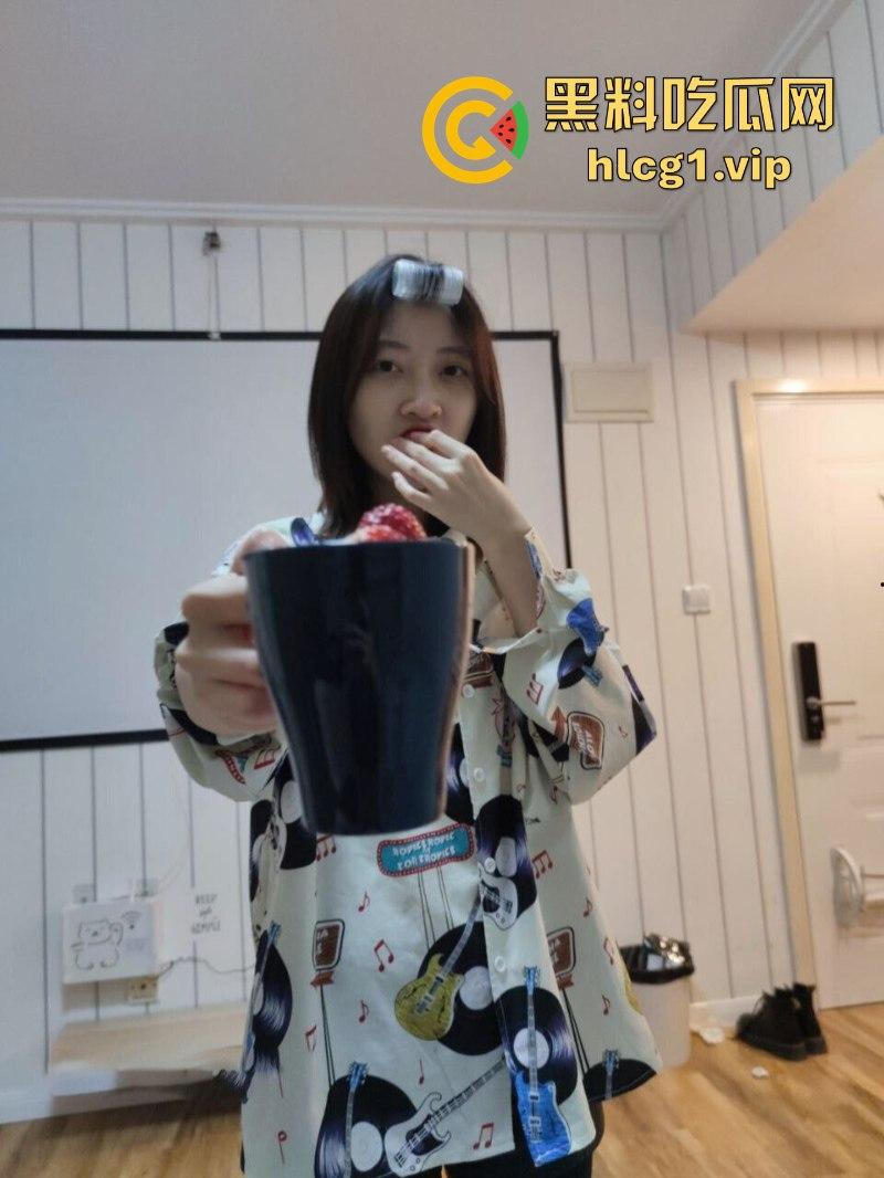 杭州海“龟”【潘玲玲】受眼镜男指导进军直播业 旁边还有打光的-2