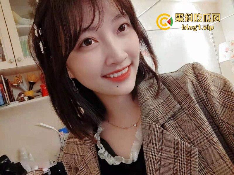 杭州海“龟”【潘玲玲】受眼镜男指导进军直播业 旁边还有打光的-3