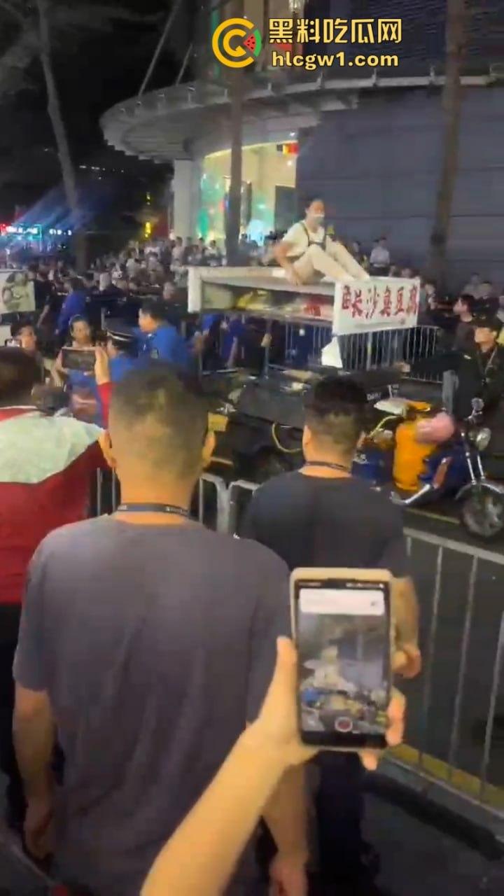 广东深圳沙井地摊被城管强行整顿 多个商贩不服管制大打出手 混乱场面视频曝光-5