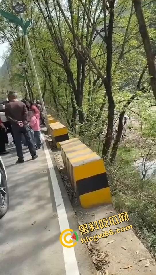 汉中勉县龙湾景区惊现社会姐持械现场，这家伙手里的不是传说中的真理吗？-7