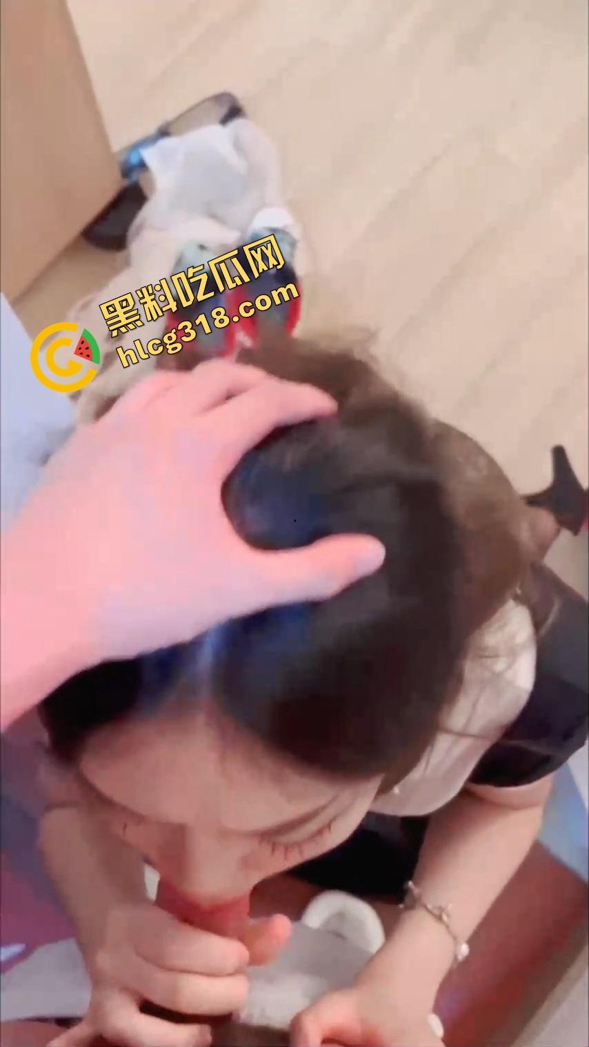 酒吧操大学生原地上天，全自动转圈骚屁股，细腰丰臀顶级享受，插进去不带套还敢射里面，这才是00后骚味！-7