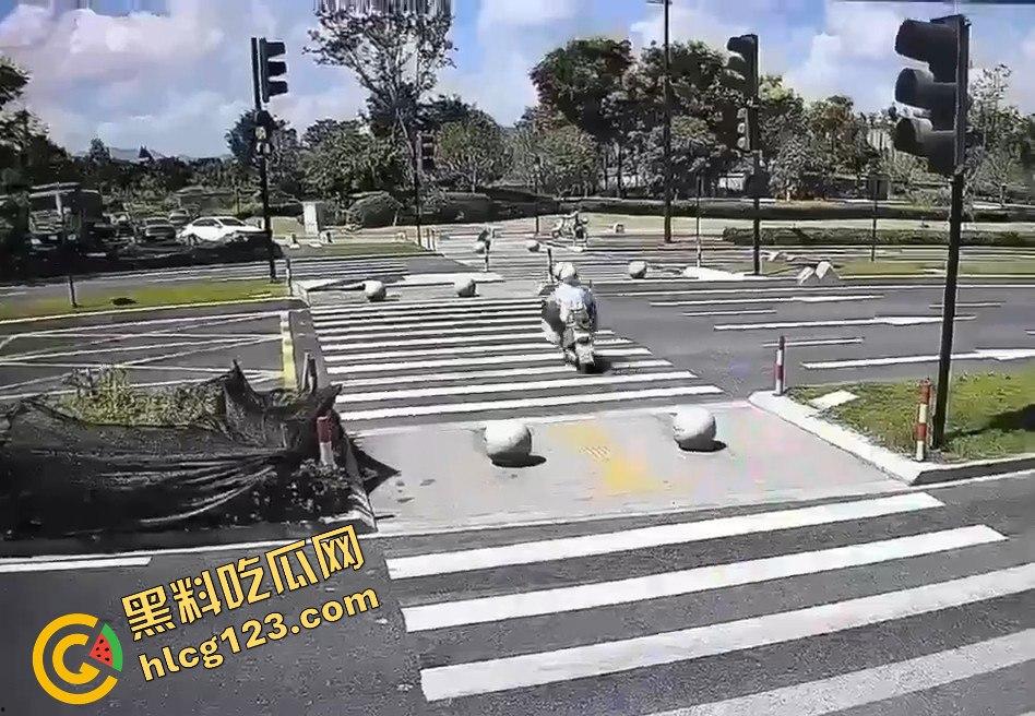 新能源车一脚油门直接把电动车撞飞！这速度是开的有多快？-6