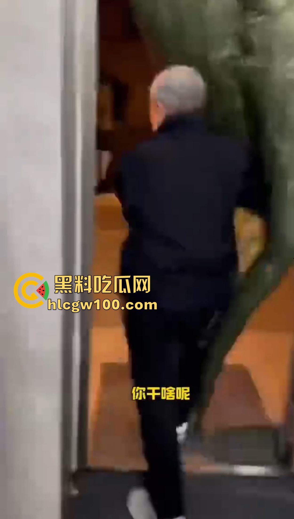 老逼登儿女厕偷窥上瘾，被钓鱼抓个正着，吓得妹子裤子都提不起来，下次建议直接尿他脸上黄汤伺候洗洗清醒！-3