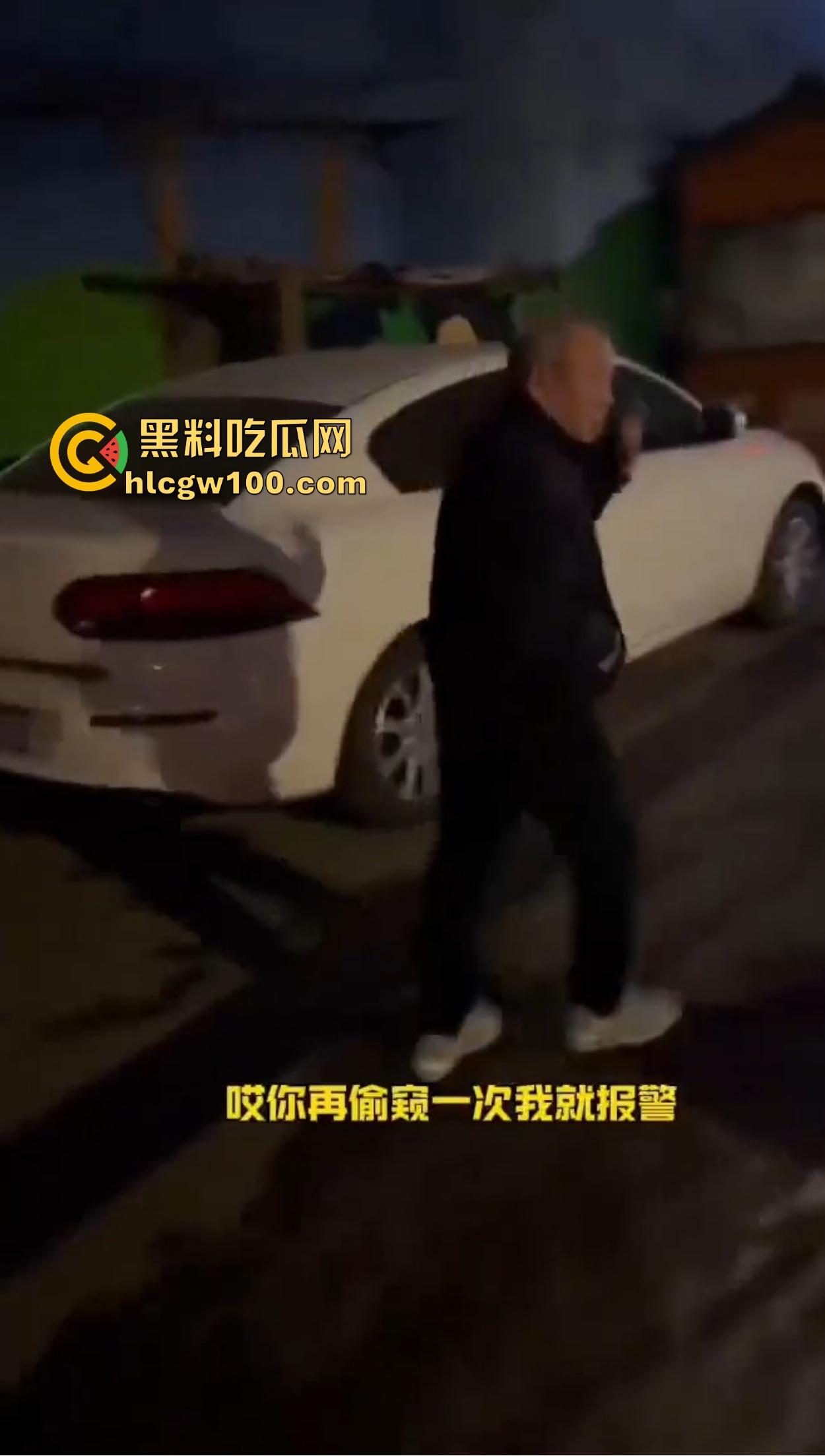 老逼登儿女厕偷窥上瘾，被钓鱼抓个正着，吓得妹子裤子都提不起来，下次建议直接尿他脸上黄汤伺候洗洗清醒！-12