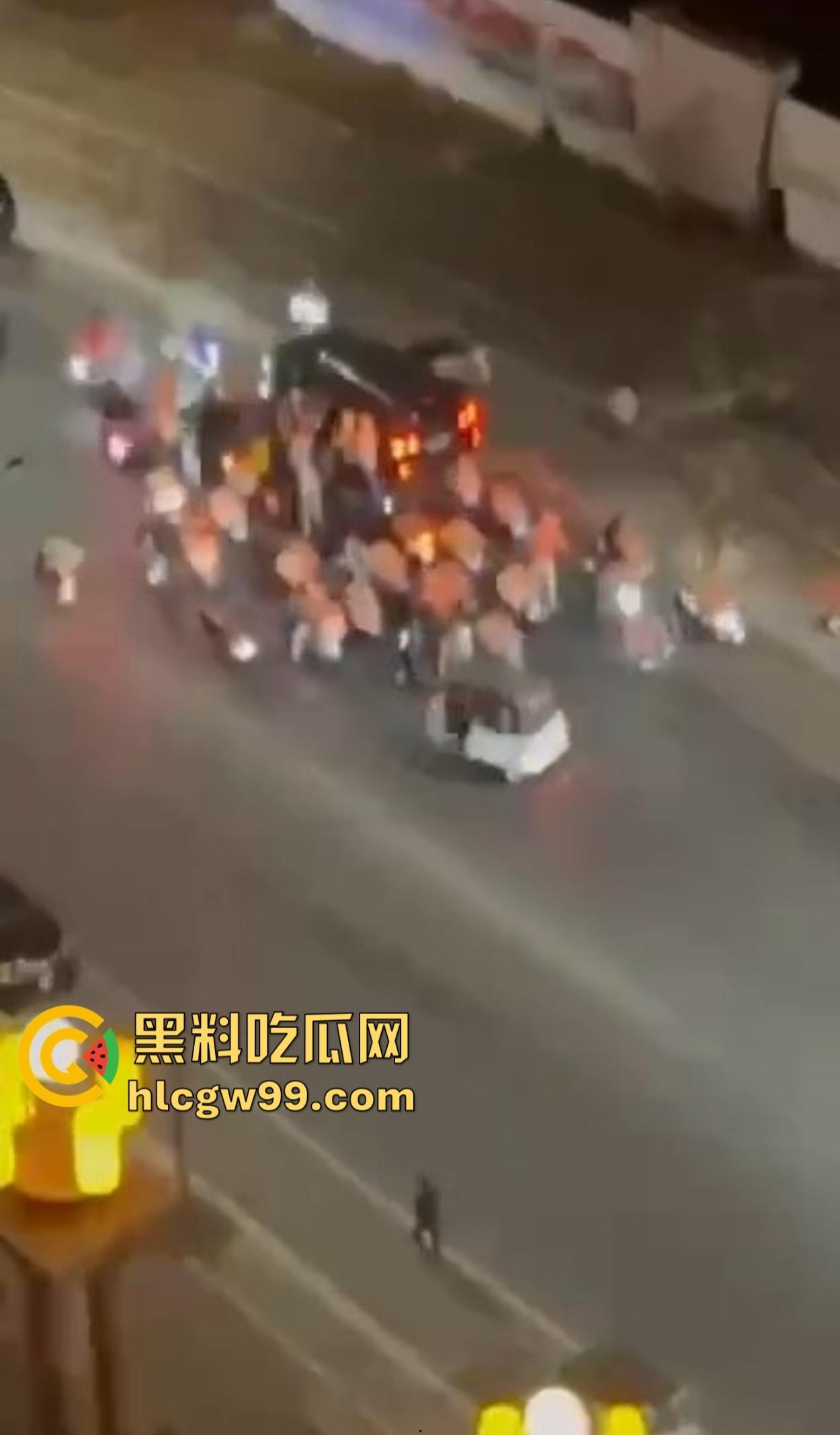 西港飙车肇事变车手逃亡，中国男子被外卖军团围堵暴揍 ，一边挨打一边喊骚瑞！-7