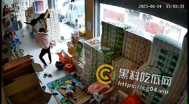 恶犬咬人！遛狗不牵绳 等于狗遛狗  狗首先是畜生 其次才是人类的朋友-3
