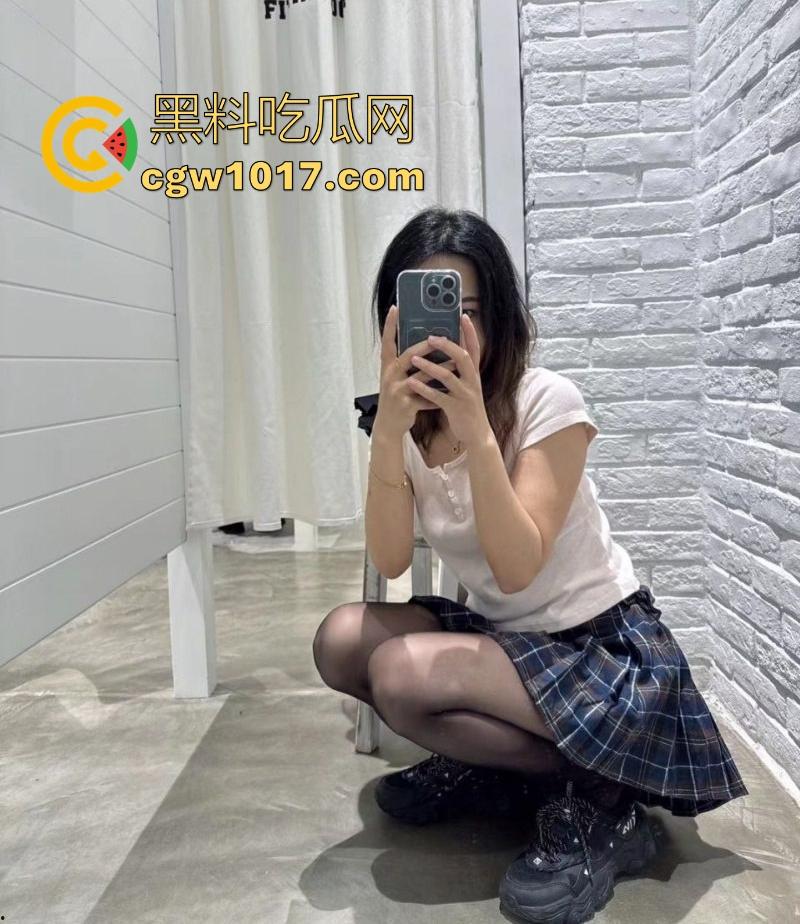 软件约炮拜金女S，网上到处聊骚寻找男奴，线下约出到酒店各种玩弄后反被爆操，足交，舔脚，踩阳具等玩法一应俱全！-1