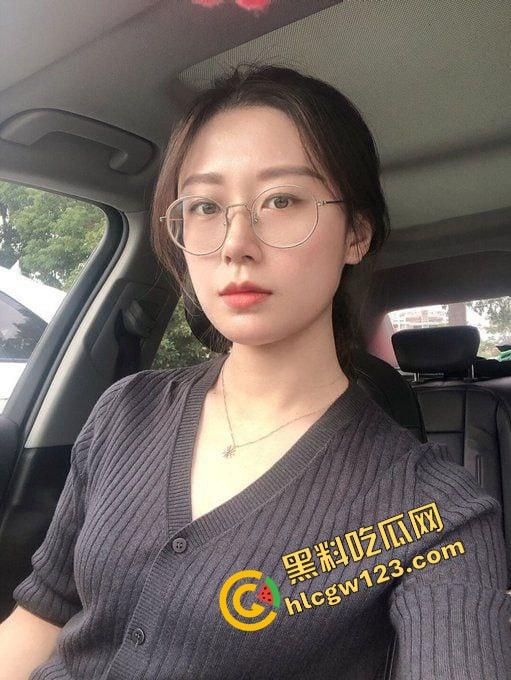 小区楼下遛乌龟竟钓到邻居骚少妇39岁『张珊珊』口活惊艳，屁股一摇榨汁三升，送龟送到床上操！-6