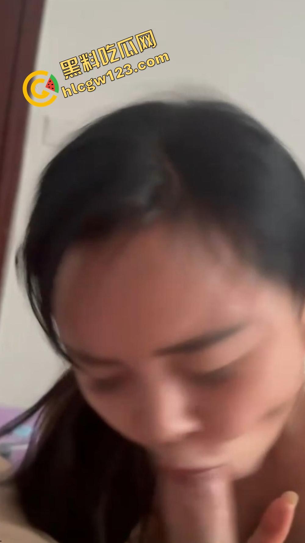 小区楼下遛乌龟竟钓到邻居骚少妇39岁『张珊珊』口活惊艳，屁股一摇榨汁三升，送龟送到床上操！-11