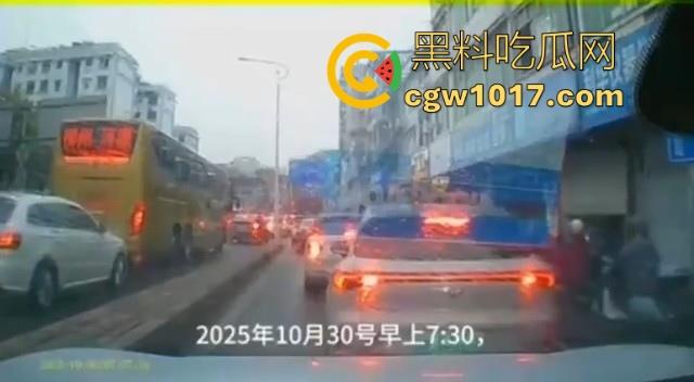 广西柳州市红光大桥发生一起公交车失控事故，多辆车被撞后车体受损，两轮电车驾驶员轻微受伤。-1