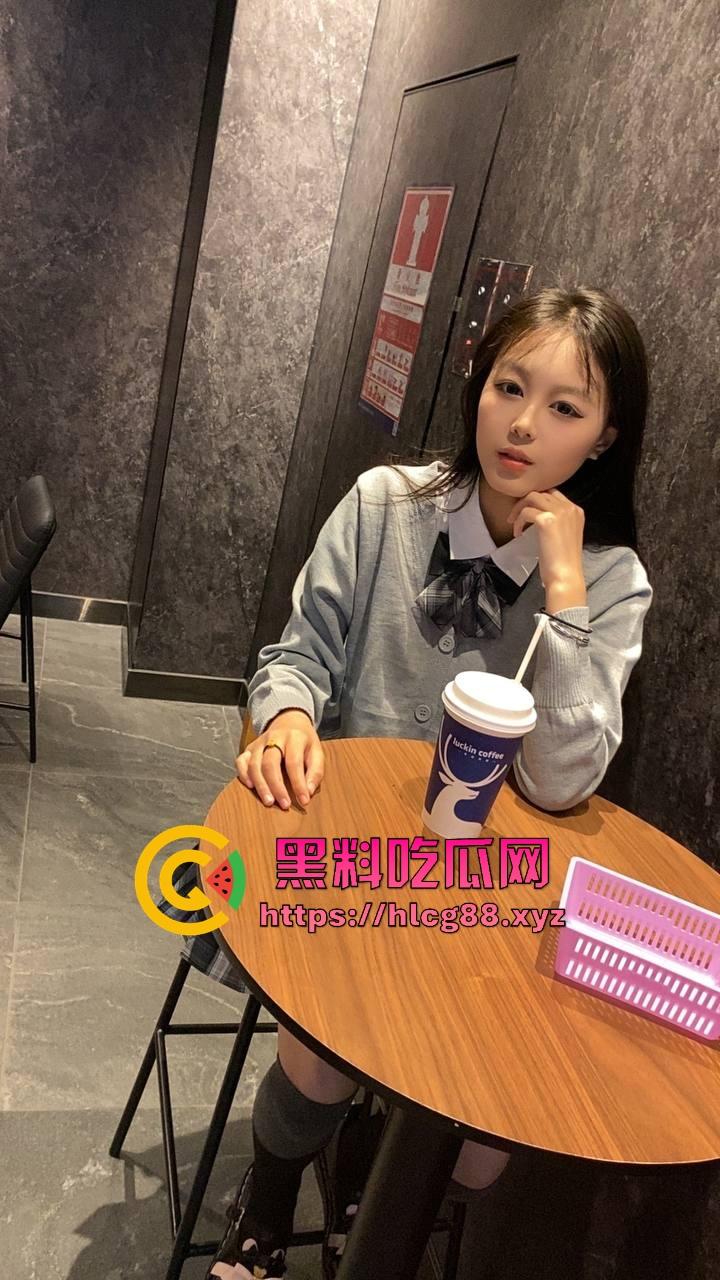 河北老铁偷拍邻居巨乳少妇全裸拖地，奶子甩得跟钟摆似的骚得邪乎，这贱货啥怪癖非要光腚擦地板？-4