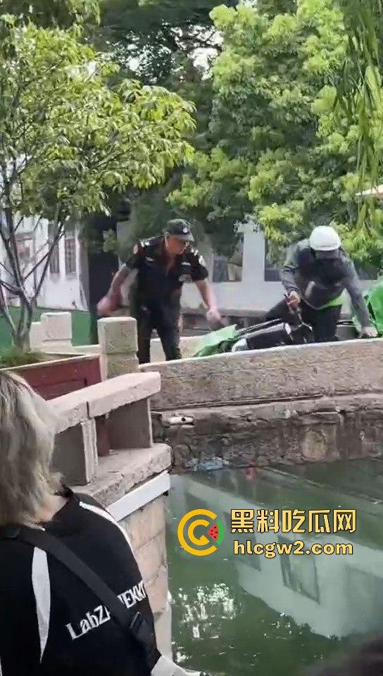 苏州外卖小哥与保安发生冲突 君子动口不动手，全程开喷 吃瓜群众越看越来劲，围观人越多矛盾越升级！-3