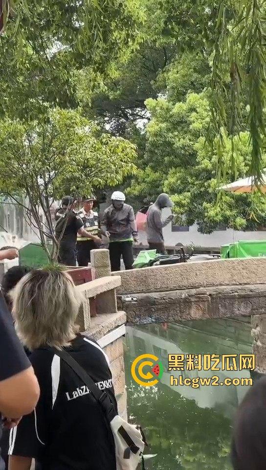 苏州外卖小哥与保安发生冲突 君子动口不动手，全程开喷 吃瓜群众越看越来劲，围观人越多矛盾越升级！-4