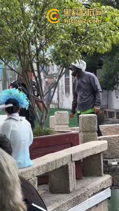 苏州外卖小哥与保安发生冲突 君子动口不动手，全程开喷 吃瓜群众越看越来劲，围观人越多矛盾越升级！-6