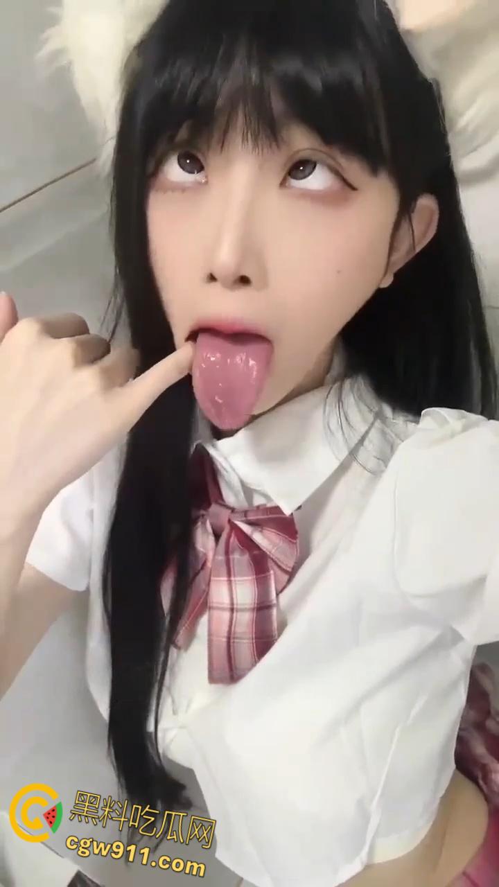 抖音擦边网红【小冰糖】,清纯颜值媚黑婊体质,给金主发制服口舌诱惑,呻吟声让人全身酥麻 !-4