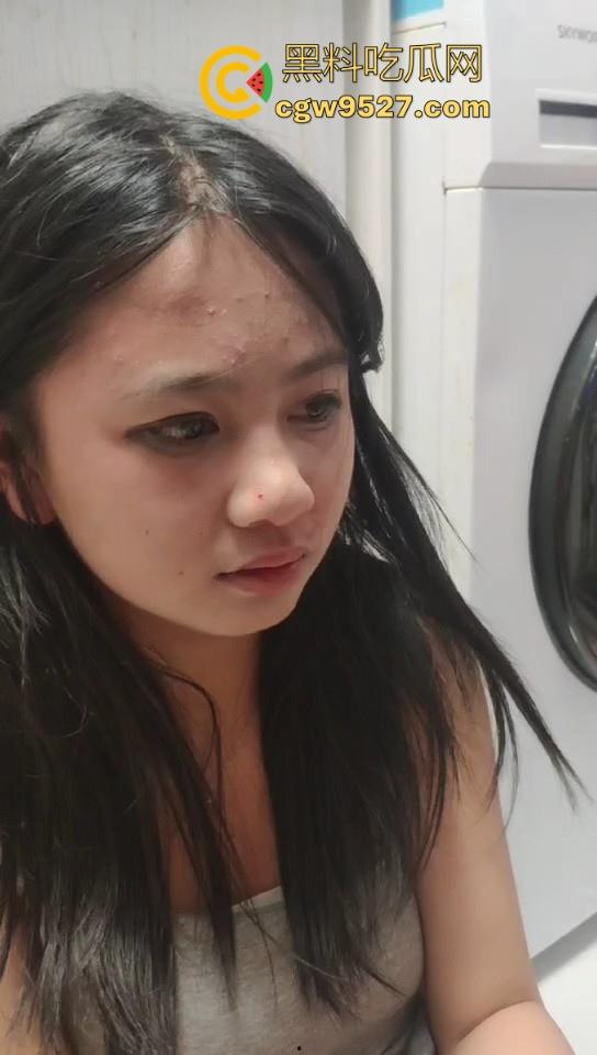 现在的精神小妹下手可是真狠啊！足足围起来殴打了十几分钟还不解恨，边打边对着镜头比耶！-2