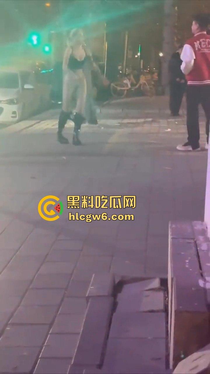 河北秦皇岛社会小妹街头吵架，一言不合就脱裤子露逼让对方操自己，惊呆路人和吃瓜群众。-6