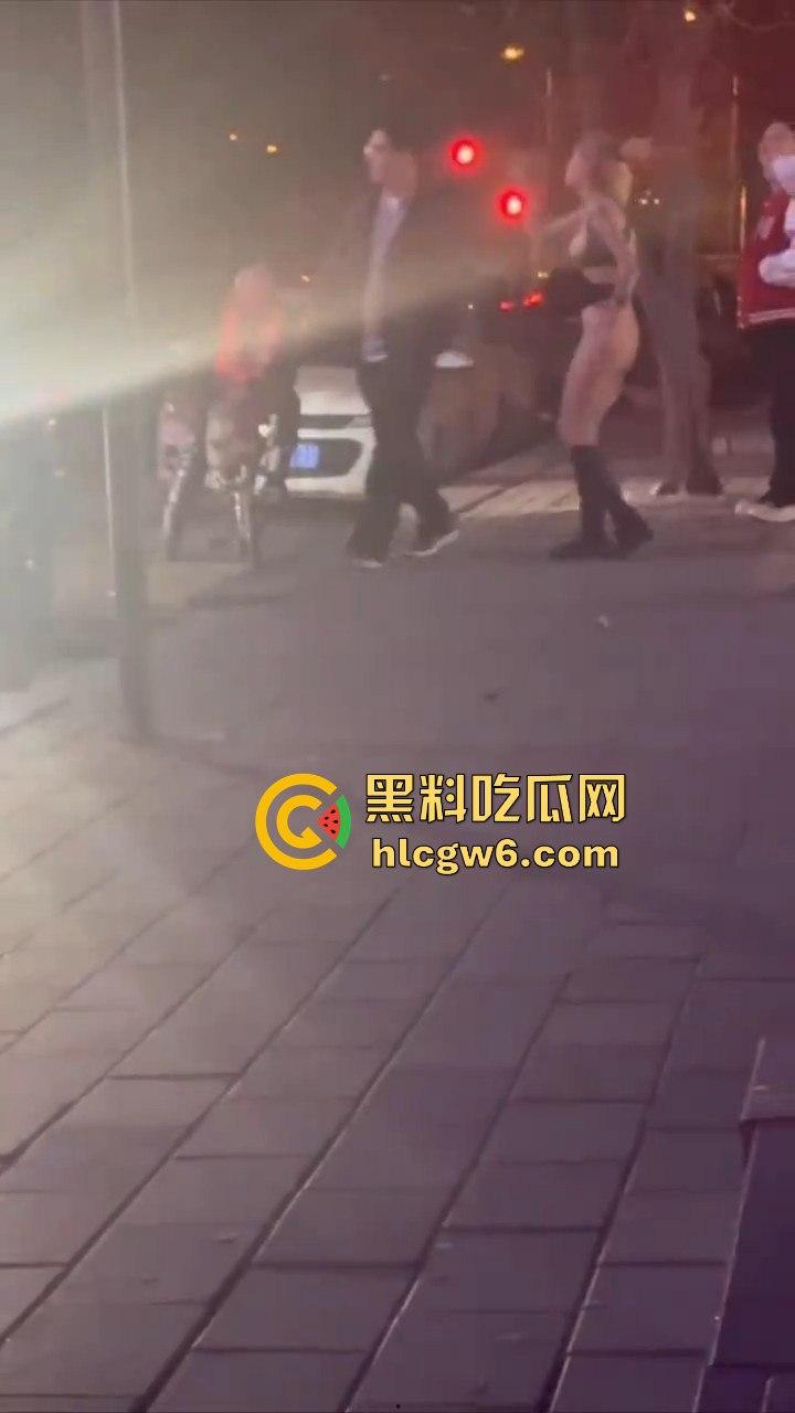 河北秦皇岛社会小妹街头吵架，一言不合就脱裤子露逼让对方操自己，惊呆路人和吃瓜群众。-9