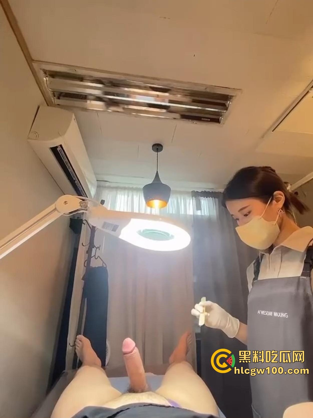 韩国美女护理师的无痛脱毛服务让人顶不住，脱毛膏没抹几下，鸡巴硬到小姐姐看懵陷入沉思，脱毛膏都快抹不稳了！-4