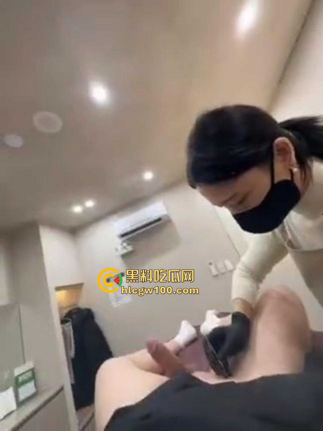 韩国美女护理师的无痛脱毛服务让人顶不住，脱毛膏没抹几下，鸡巴硬到小姐姐看懵陷入沉思，脱毛膏都快抹不稳了！-6