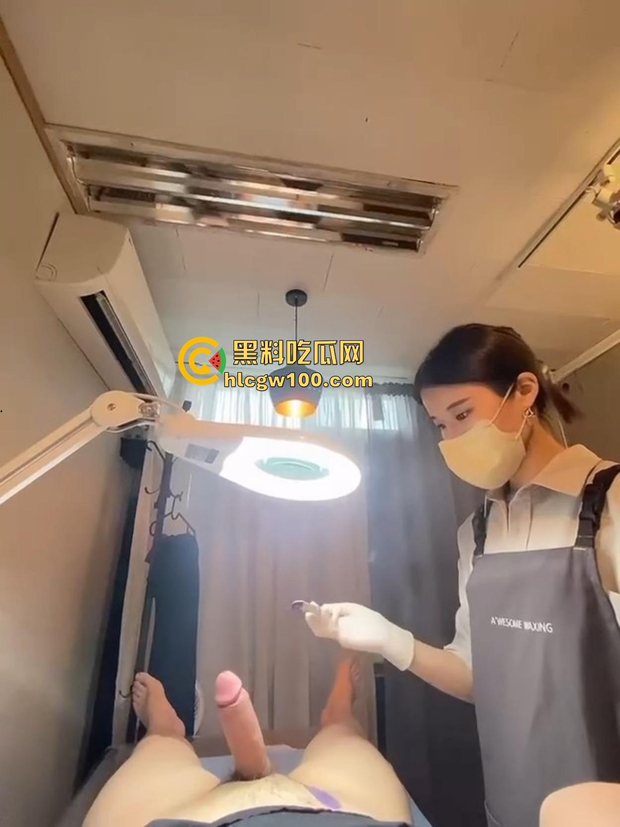 韩国美女护理师的无痛脱毛服务让人顶不住，脱毛膏没抹几下，鸡巴硬到小姐姐看懵陷入沉思，脱毛膏都快抹不稳了！-13