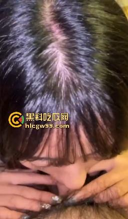 女友网瘾太大怎么办？让她吃鸡巴放松一下，重庆工商学院清纯反差女友【徐馨雯】调教视频泄露曝光！-8